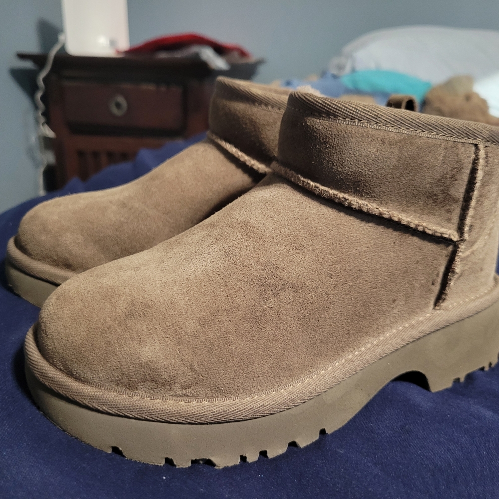 UGG Kids Boots in Brown Suede